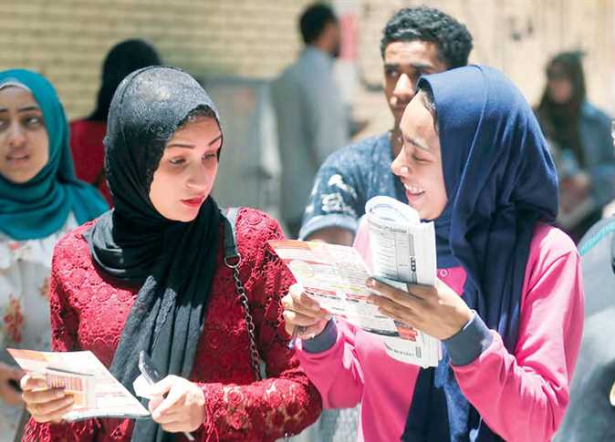 طلاب الثانوية العامة بعد أداء امتحان اللغة الأجنبية الثانية
